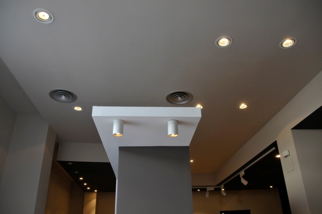 4 Beneficios de instalar luces con sensores de movivmiento en los edificios