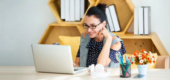 mujer laptop 