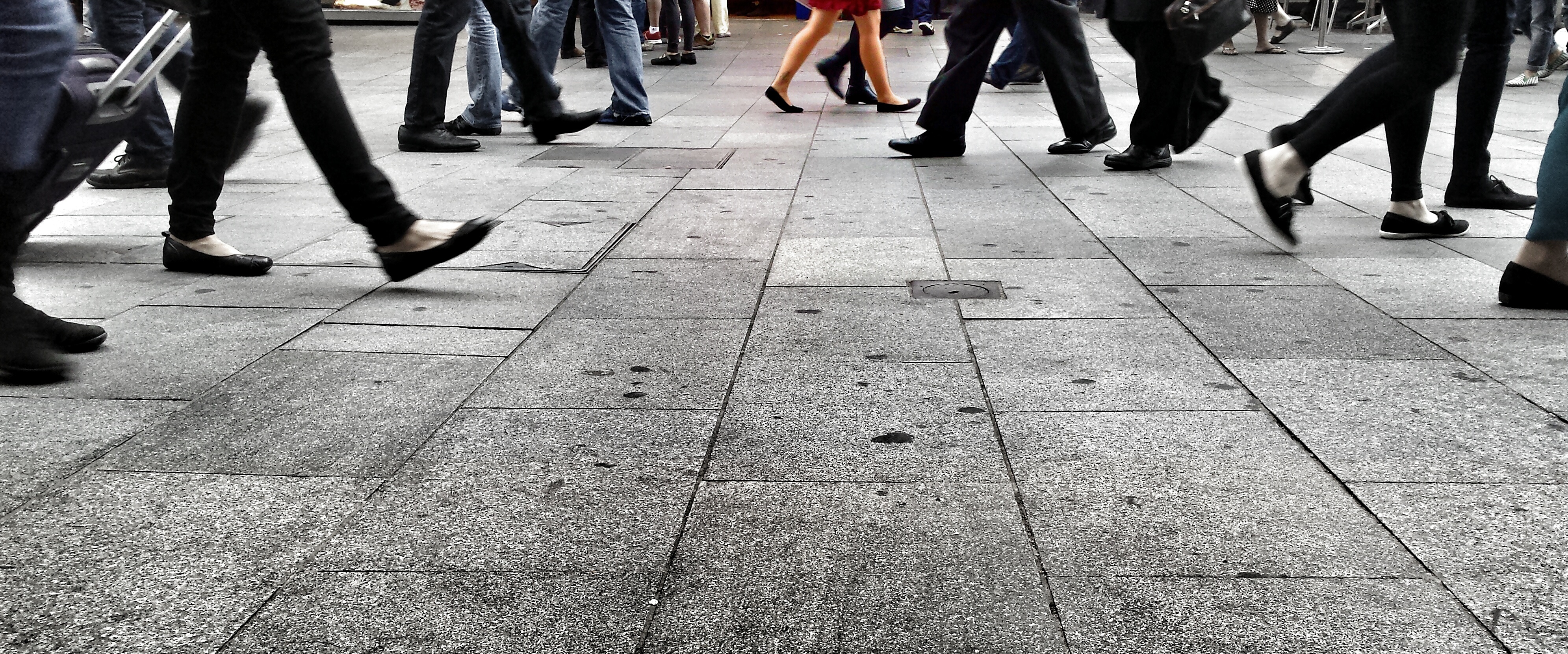 Шагают по площади. Люди на тротуаре. Ноги идут по дороге. Толпа ноги. Ноги идут.
