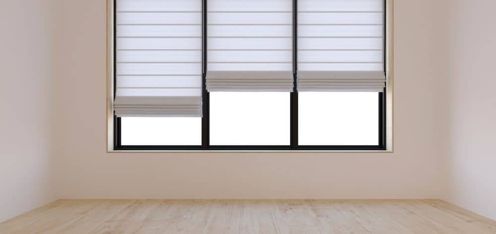 ¿Tienes una ventana en tu dormitorio? Conoce aquí cómo puedes organizar tu espacio